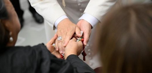 Đức Lêô XIV Kêu Gọi Lần Hạt Mân Côi Trong Tháng Mười Cầu Cho Hòa Bình