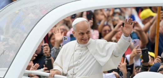 “Bó Hoa Thiêng Liêng” Mừng Sinh Nhật Đức Thánh Cha Lêô XIV