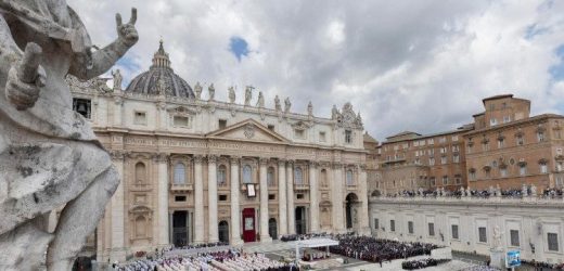 Đức Thánh Cha Cổ Võ Việc Nhận Người Khuyết Tật Làm Việc Tại Tòa Thánh