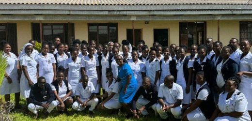 Các Nữ Tu Đa Minh Tại Zimbabwe Đào Tạo Giới Trẻ Trong Lĩnh Vực Y Tế