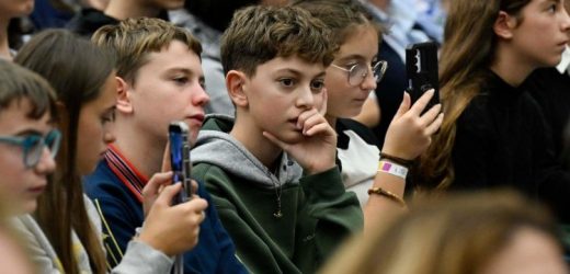 Thư Người Trẻ Gửi Đức Thánh Cha: “Trường Học Phải Gieo Lòng Tin, Không Gieo Nỗi Sợ Thất Vọng