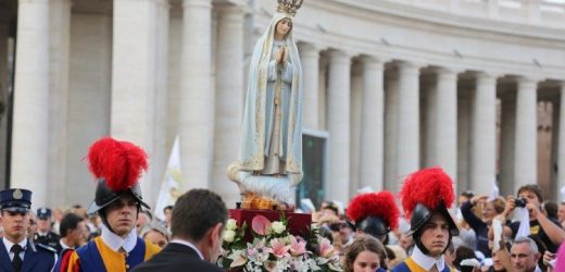 Tượng Đức Mẹ Fatima Bản Gốc Được Rước Đến Vatican Nhân Dịp Năm Thánh Linh Đạo Thánh Mẫu