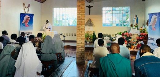 Lời Kinh Mân Côi: Vũ Khí Thiêng Liêng Của Hòa Bình Và Hiệp Nhất