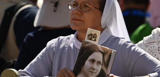 Thánh Tích Thánh Têrêsa Hài Đồng Giêsu Được Rước Đến Nhiều Bang Của Nước Mỹ