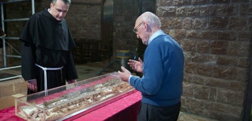 Lần Đầu Tiên Sau 800 Năm Công Chúng Có Thể Kính Viếng Di Hài Thánh Phanxicô Assisi