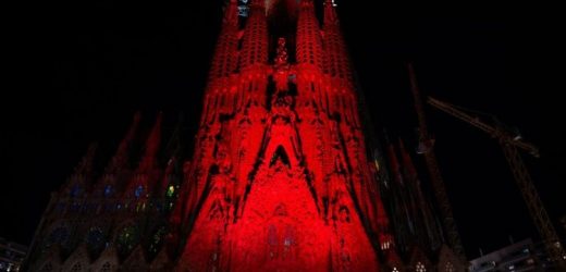 Hơn 100 Nhà Thờ Và Công Trình Tôn Giáo Ở Áo Được Chiếu Sáng Màu Đỏ Để Tưởng Nhớ Các Kitô Hữu Bị Bách Hại