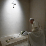 Đức Thánh Cha Lêô XIV Cầu Nguyện Tại Mộ Đức Thánh Cha Phanxicô