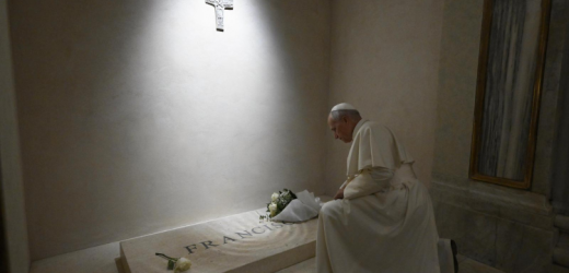 Đức Thánh Cha Lêô XIV Cầu Nguyện Tại Mộ Đức Thánh Cha Phanxicô