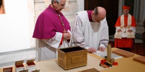 Niêm Phong Cửa Thánh Tại Vương Cung Thánh Đường Đức Bà Cả (Santa Maria Maggiore)