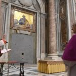 Nghi Thức Xây Tường Niêm Kín Cửa Thánh Đền thờ Thánh Phêrô