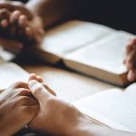 Doanh Số Kinh Thánh Tại Anh Tăng 134%: Dấu Hiệu Của Một Cơn Khát Tâm Linh