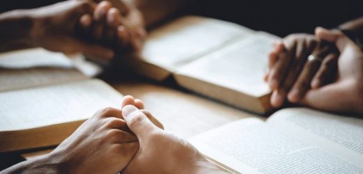 Doanh Số Kinh Thánh Tại Anh Tăng 134%: Dấu Hiệu Của Một Cơn Khát Tâm Linh