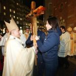 Đức Tổng Giám Mục Delpini Đón Nhận Thánh Giá Olympic