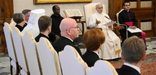 Đức Thánh Cha Lêô XIV: Hãy Mang Ánh Sáng Của Chúa Đến Những Tăm Tối