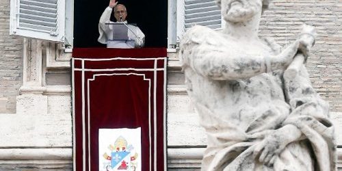 Kinh Truyền Tin (18/01): Đừng Để Mình Bị Xao Lãng Khi Chúa Đi Ngang Qua.