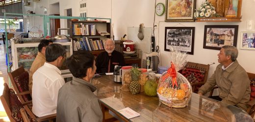 Ban Thường Vụ HĐMV Giáo Xứ Tân Hương Thăm Và Chúc Tết Quý Cha Hưu Dưỡng