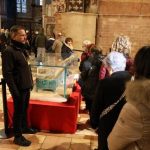 Gần 20 Ngàn Tín Hữu Kính Viếng Di Hài Thánh Phanxicô Trong Ngày Đầu Tiên Được Trưng Bày Công Khai