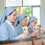 Quý Sơ Dòng Thánh Phaolô Thành Chartres – Tỉnh Dòng Đà Nẵng Đang Phục Vụ Tại Giáo Phận Tuyên Lại Lời Khấn Tại Giáo Xứ Ninh Đức – Chư Păh (02/02)