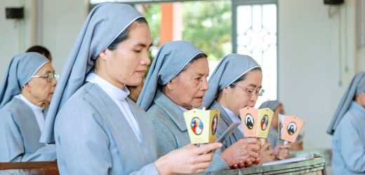 Quý Sơ Dòng Thánh Phaolô Thành Chartres – Tỉnh Dòng Đà Nẵng Đang Phục Vụ Tại Giáo Phận Tuyên Lại Lời Khấn Tại Giáo Xứ Ninh Đức – Chư Păh (02/02)