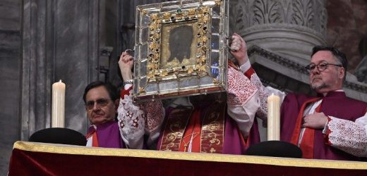 Chiêm Ngắm “Khăn Thánh Veronica” Tại Đền Thờ Thánh Phêrô