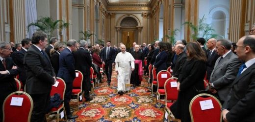 Đức Thánh Cha: Thực Thi Công Lý Trong Tòa Án Giáo Hội Cần Cân Bằng Giữa Công Lý Và Bác Ái