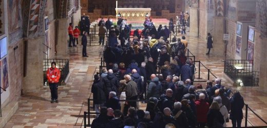 Hơn 370 Ngàn Người Viếng Di Hài Thánh Phanxicô Trong Một Tháng