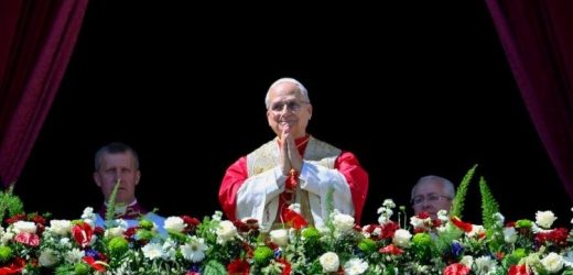 Canh Thức Cầu Nguyện Cho Hòa Bình Sử Dụng Ánh Sáng Từ Đèn Hòa Bình Assisi