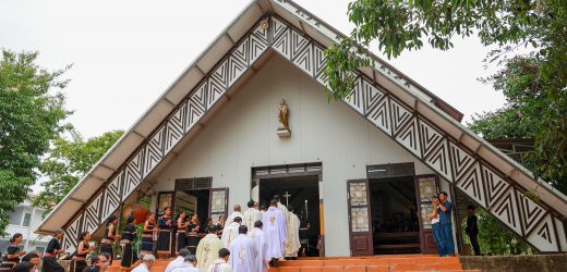 Giáo Xứ K’Leng: Chào Đón Cha Tân Chánh Xứ Giuse Hoàng Hữu Chi (22.04.2026)