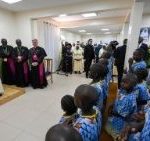 [Tông Du Camerun] Đức Thánh Cha Thăm Cô Nhi Viện Ngul Zamba