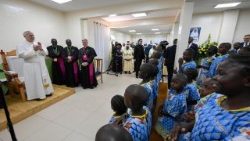 [Tông Du Camerun] Đức Thánh Cha Thăm Cô Nhi Viện Ngul Zamba