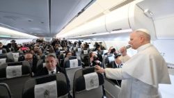 [Tông Du Algeria] Đức Thánh Cha: “Tôi Không Phải Là Chính Trị Gia, Tôi Nói Về Phúc Âm. Tôi Nói Với Các Nhà Lãnh Đạo Thế Giới: Chấm Dứt Chiến Tranh”