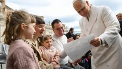 Tiếp Kiến Chung 1/4: Giáo Dân Là Những Viên Đá Sống Động Trong Giáo Hội Và Chứng Tá Cho Thế Giới