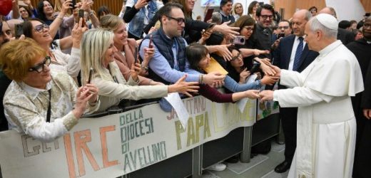 Đức Thánh Cha: Giáo Dục Đức Tin Giúp Con Người Tìm Kiếm Chân Lý