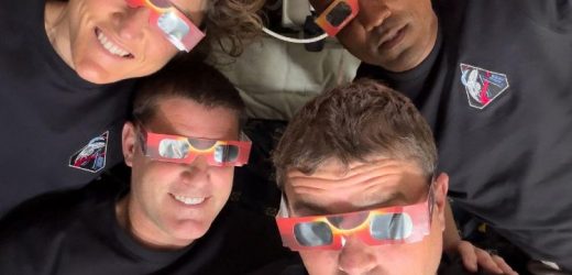 Phi Hành Gia NASA Nhắc Lại Giới Răn Yêu Thương Của Chúa Khi Tàu Vũ Trụ Bay Quanh Mặt Trăng