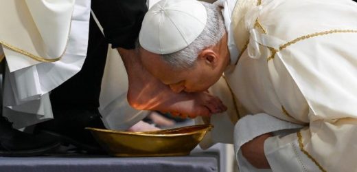 Bài Giảng Của Đức Thánh Cha – Thánh Lễ Tiệc Ly (2/4): Đức Giêsu Yêu Thương Cách Dứt Khoát