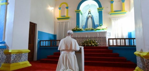 Đức Thánh Cha Cầu Nguyện Kinh Mân Côi Tại Đền Thánh Đức Mẹ Muxima