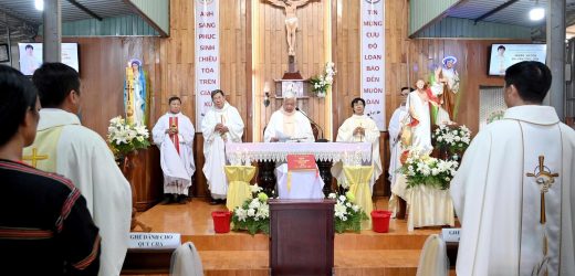 Giáo Xứ Ia Kha: Cha Tân Chánh Xứ Phêrô Mai Văn Công Nhận Sứ Vụ