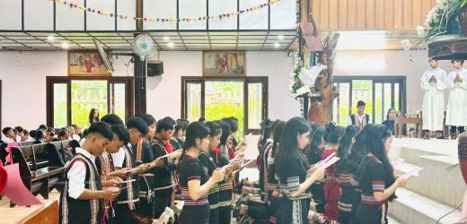 Giáo Xứ Kon Rơbang:                                                                                        Các Em Thiếu Nhi Tuyên Hứa Vào Đời