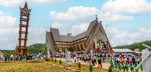 Cung Hiến Nhà Thờ Giáo Xứ Sa Loong:                                                                   Dấu Mốc Lịch Sử Trọng Đại Cho Đời Sống Đức Tin Nơi Vùng Biên