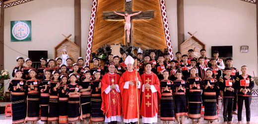 Đức Cha Aloisiô Cử Hành Thánh Lễ Ban Bí Tích Thêm Sức Tại Giáo Xứ Chrôh Ale