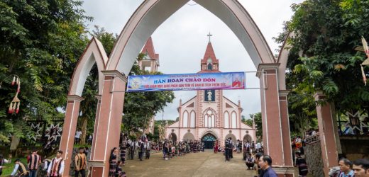 Thánh Lễ Ban Bí Tích Thêm Sức Tại Giáo Xứ Đăk Kơdem