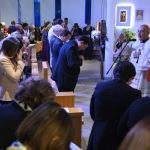 ĐHY Giám Quản Roma Chủ Sự Giờ Kinh Mân Côi Tại Bệnh Viện Gemelli Cầu Nguyện Cho Đức Thánh Cha