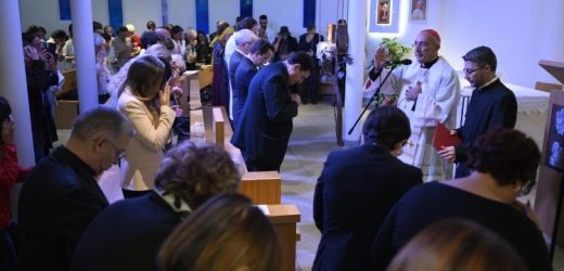 ĐHY Giám Quản Roma Chủ Sự Giờ Kinh Mân Côi Tại Bệnh Viện Gemelli Cầu Nguyện Cho Đức Thánh Cha