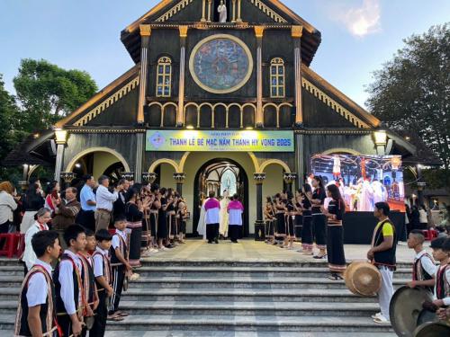 16. hanh huong-be-mac